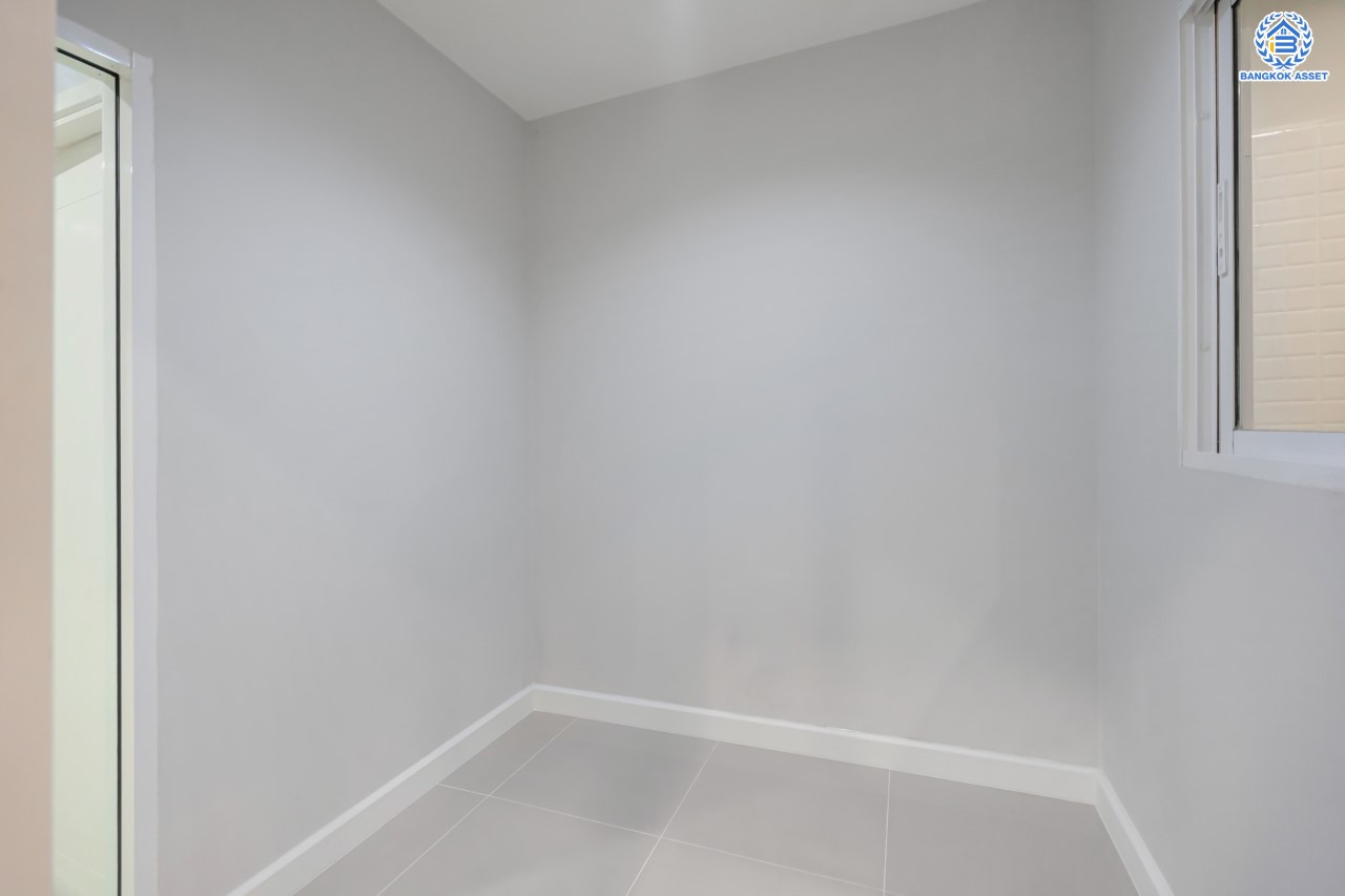 บ้านมือสองตกแต่งใหม่ ม.พาทิโอ แจ้งวัฒนะ-เมืองทอง ใจกลางเมืองทองธานี พร้อมสิ่งอำนวยความสะดวกครบครัน ใกล้ทะเลสาบเมืองทอง หลังใหญ่ 3 ชั้น บนเนื้อที่ 22 ตร.ว. ฟังก์ชัน พร้อม 3 ห้องนอน 3 ห้องน้ำ บนทำเลเชื่อมต่อ ถ.ติวานนท์, ถ.แจ้งวัฒนะ ใกล้ทางด่วน "เมืองทอง"...